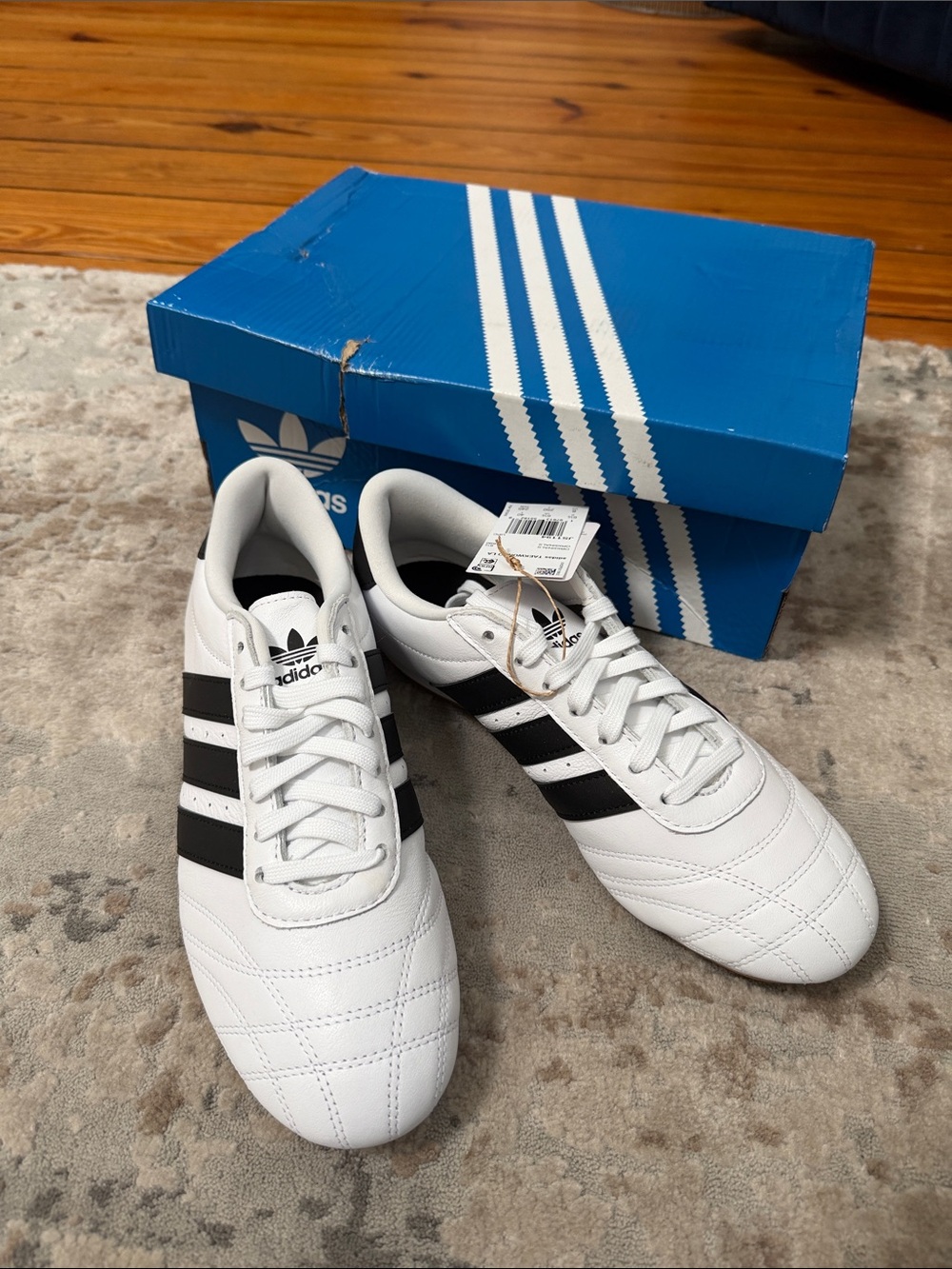 adidas White & Black Retro Soccer-Inspired Men's Sneakers Sz 8